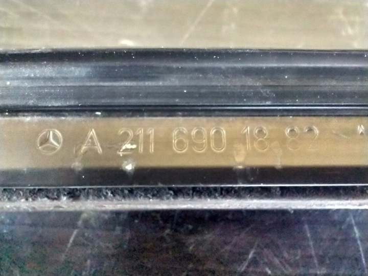 MERCEDES E-KLASA W211 MOULURE PARE-BRISE DROITE AVANT A2116901882