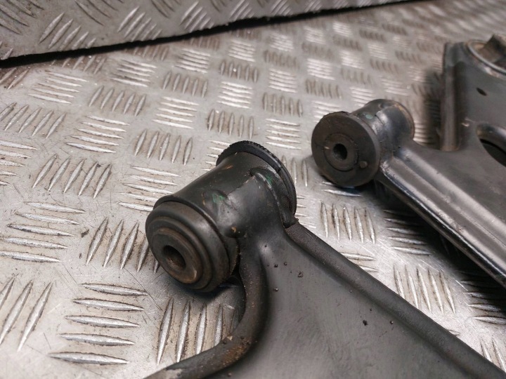BRAS DE SUSPENSION GAUCHE AVANT DROIT AVANT FIAT PUNTO EVO ARM058
