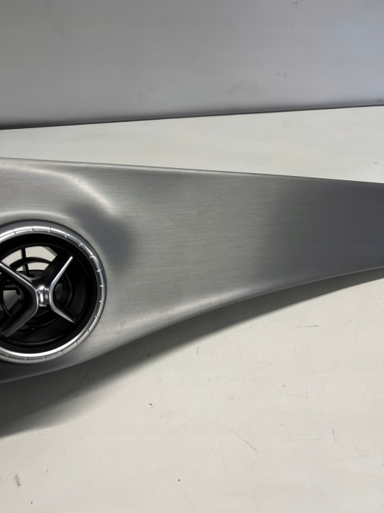 CONDUIT CENTRAL DÉCOR MOULURE MERCEDES CLA GLA AMG A1176800571 SLASK