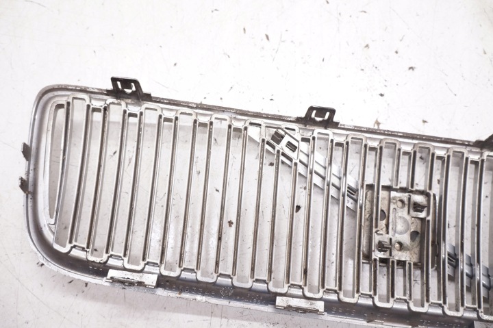 VOLVO V70 II CALANDRE GRILLE AVANT AVANT CALANDRE PARE-CHOCS 08693346