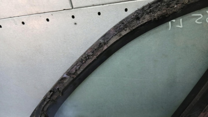 VITRE CARROSSERIE GAUCHE MAZDA 323F 1.5B 00R