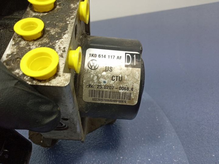 VW GOLF V 1.9 TDI POMPE ABS 1K0614117AF