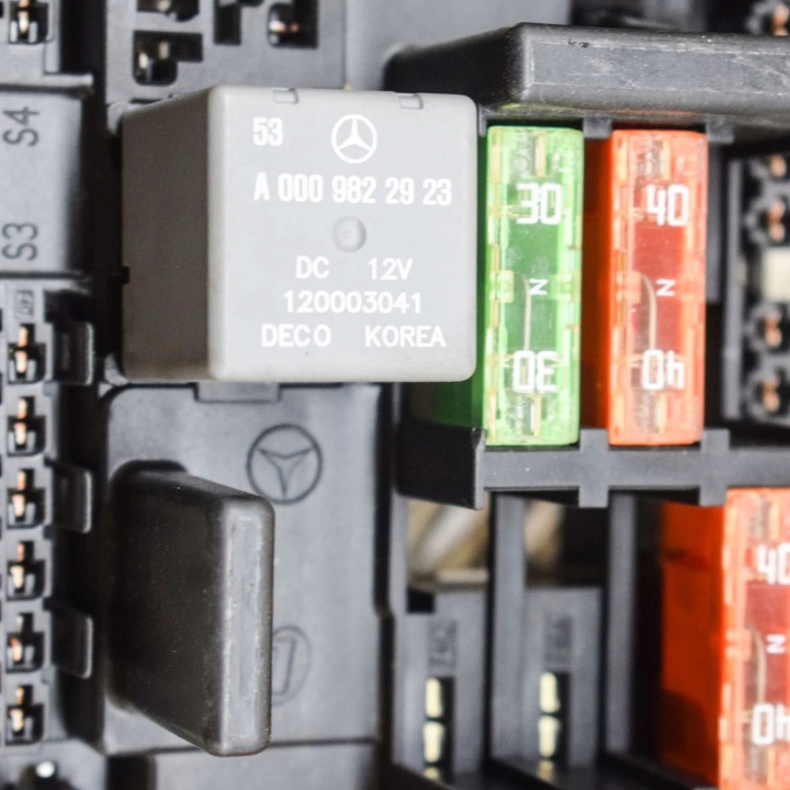 MERCEDES-BENZ C W205 2015 CHÂSSIS MODULE FUSIBLES