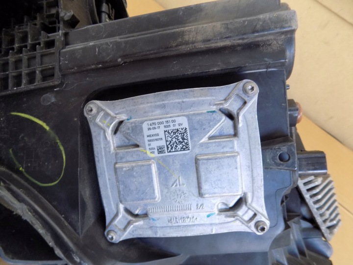 CHRYSLER PACIFICA PHARE XÉNON DROIT AVANT DROITE AVANT 68228948AD