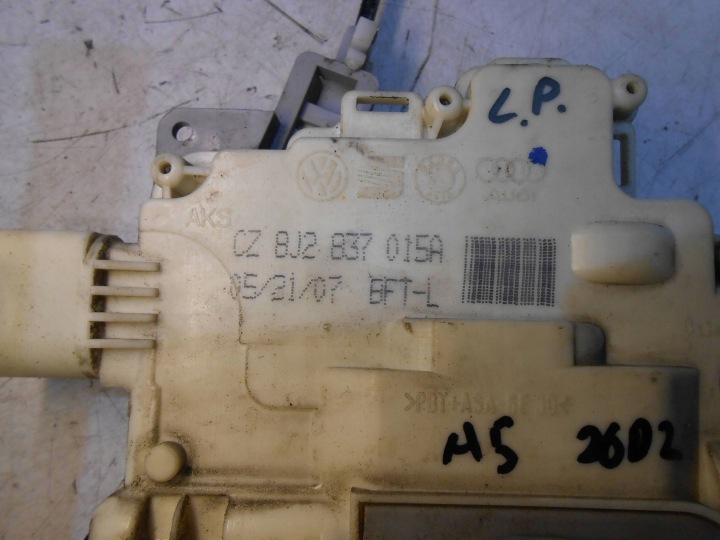 AUDI A5 8T SERRURE DE PORTE GAUCHE AVANT 8J2837015A