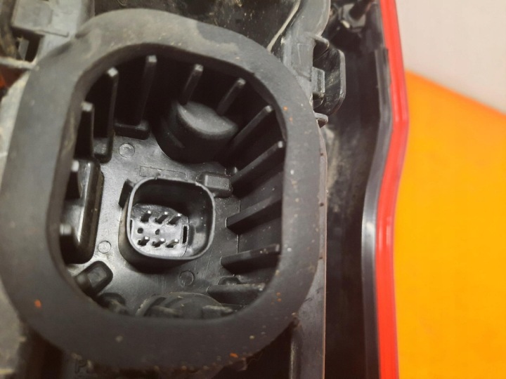 FORD TRANSIT COURIER 14-23 PHARE ARRIÈRE ARRIÈRE GAUCHE EXTÉRIEUR ET7613405AF