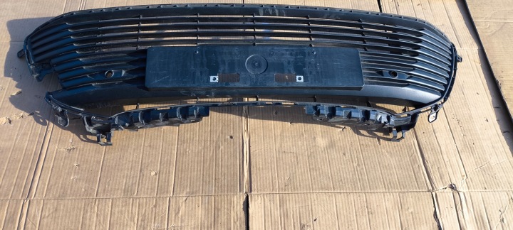 GRILLE PARE-CHOCS AVANT CENTRALE TOYOTA COROLLA E21 BERLINE