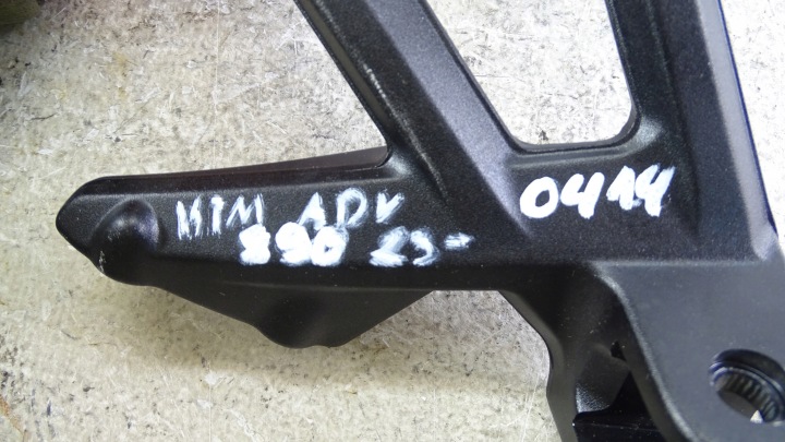 O414 KTM ADVENTURE 890 23- SET FIXATION PODNOZKA 63504043000