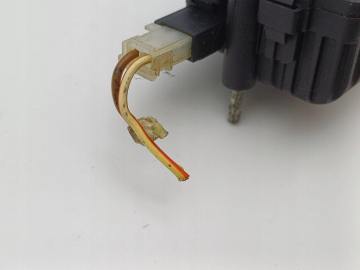 SERVOMOTEUR BOUCHONS GOULOTTE DE REMPLISSAGE CARBURANTS OPEL CORSA D 13208157 13111599 NR42