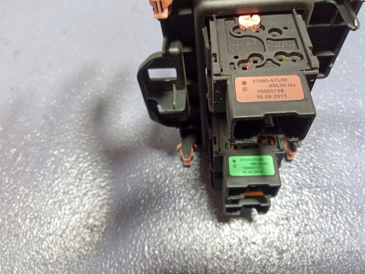 SUZUKI SWIFT MK7 COMMUTATEUR FEUX 73835-68L0