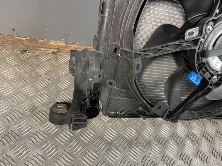 RADIATEUR EAU RENAULT TRAFIC III (X82) 214104966R
