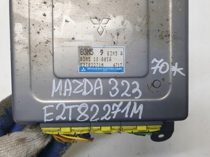ORDINATEUR MOTEUR MAZDA 323 E2T82271M