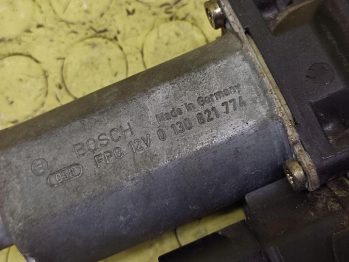 AUDI A6 C5 PETIT MOTEUR VITRES DROIT AVANT 0130821774