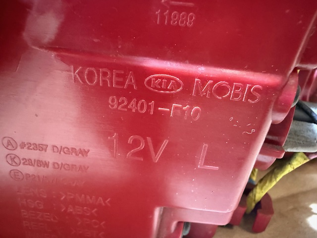 KIA SPORTAGE 4 IV PHARE GAUCHE ARRIÈRE GAUCHE ARRIÈRE DANS AILE 92401-F10