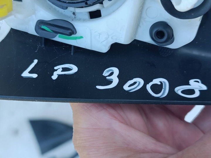 BOUCHON CALANDRE TRIANGLE PORTES GAUCHE AVANT 9810509577 PEUGEOT 3008 II