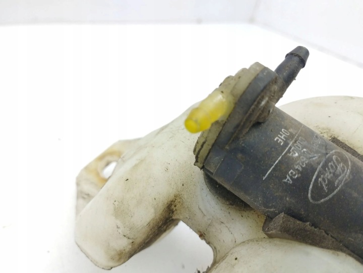 FORD FOCUS 2000 RÉSERVOIRS LIQUIDE VERS LAVE-GLACES