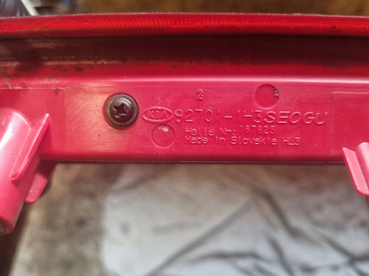 TROISIÈME LANTERNE STOP KIA CEED I UNIVERSEL 927011H3