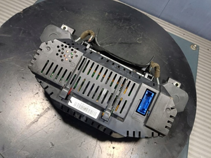 AUDI A8 D3 4.2B COMPTEUR 4E0920900E