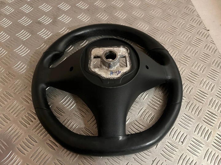 TESLA MODÈLE AVEC VOLANT