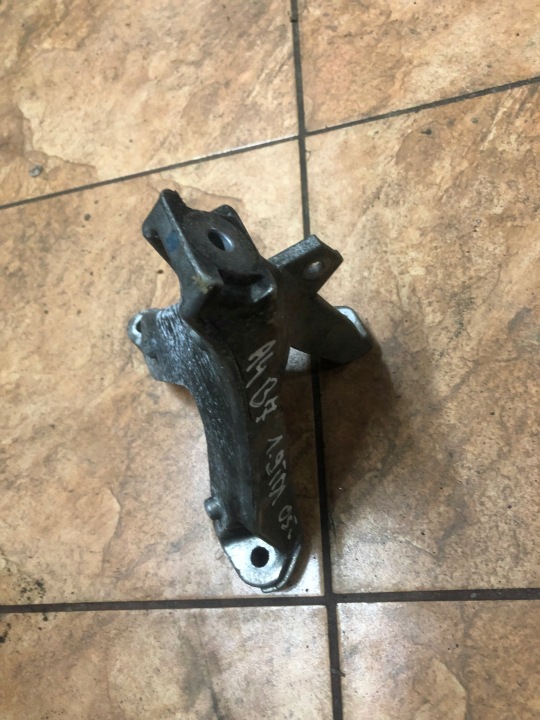 AUDI A4 B7 1.9 POIGNÉE MOTEUR