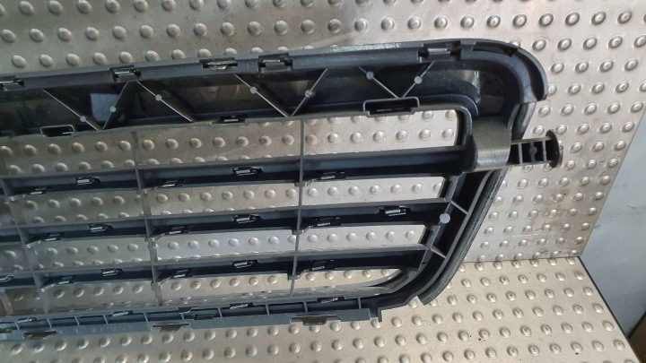 GRILLE CALANDRE MERCEDES C-KLASA W204 A2048800323 07-