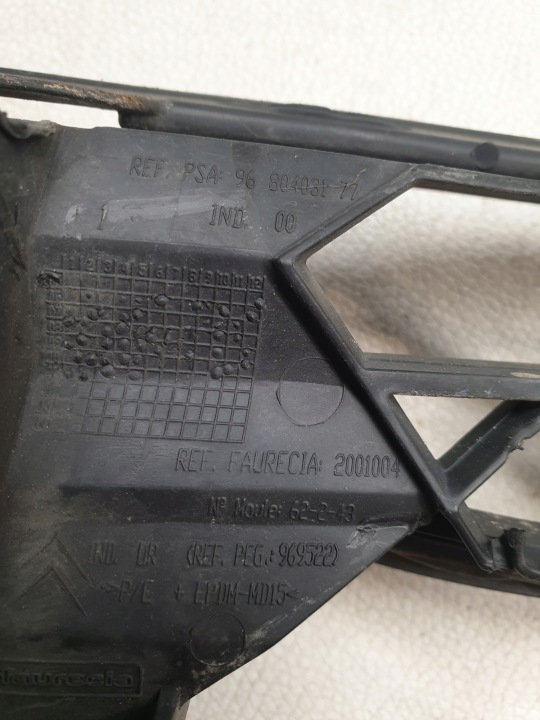 CITROEN C4 PICASSO I LIFT 10-13 GRILLE CENTRALE DANS PARE-CHOCS AVANT 9680403177