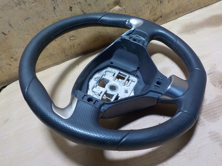 VOLANT CUIR ÉTAT EN TRÈS BON ÉTAT PEUGEOT 3008 1.6 EHDI