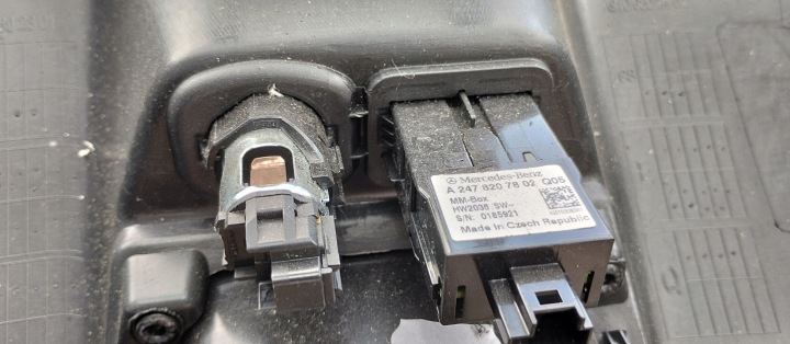 CHÂSSIS PROTECTION CONSOLES MERCEDES SPRINTER 907 910 A9106802501 PRISE 230V