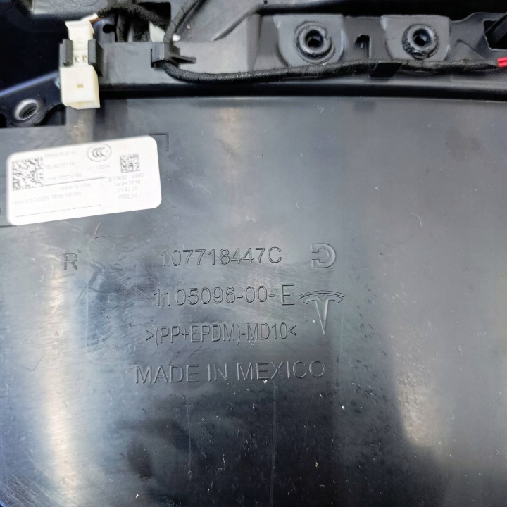 TESLA MODÈLE 3 2018 ARRIÈRE CÔTÉ DROITE CARDAN BRODERIE PORTES ARRIÈRE
