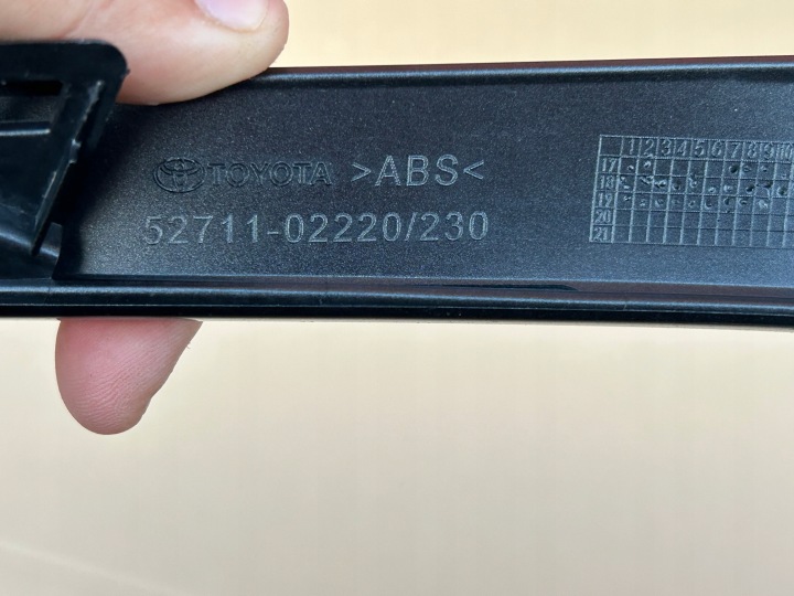 TOYOTA COROLLA E21 DROITE MOULURE GRILLE PARE-CHOCS AVANT AVANT