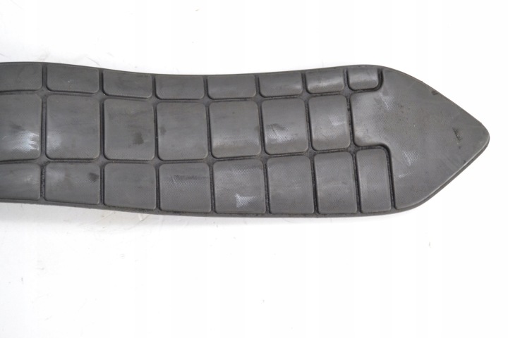 CAOUTCHOUC PODESTU AVANT DROITE SUZUKI BURGMAN 650 02-12