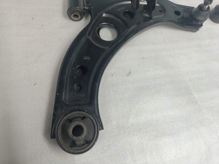 DAIHATSU SIRION BRAS DE SUSPENSION AVANT DROIT KIELCE GLIWICE