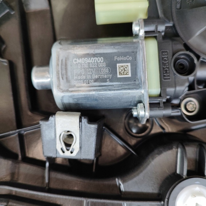 FORD KUGA III 2025 AVANT CÔTÉ GAUCHE ÉLÉVATEUR VITRES PORTES AVEC MOTEUR