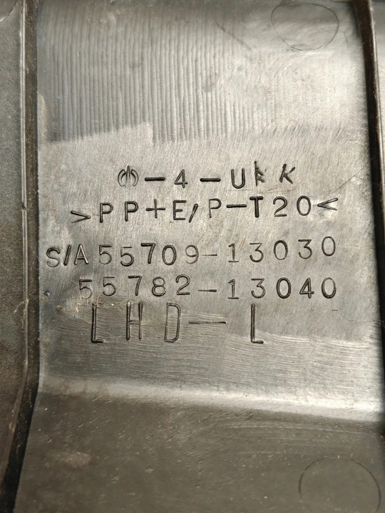 PLASTYK ESSUIE-GLACES AVANT TOYOTA COROLLA VERSO (_E12_) 5570913030 2.0L