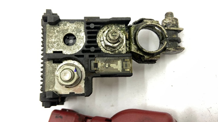 SERRE-CÂBLE POSITIVE PLUS FUSIBLE NISSAN QASHQAI I J10 LIFT 10-13R. 1.6B