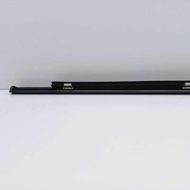 MOULURE RACLOIR GAUCHE AVANT MERCEDES ESSENCE E W210 NR350