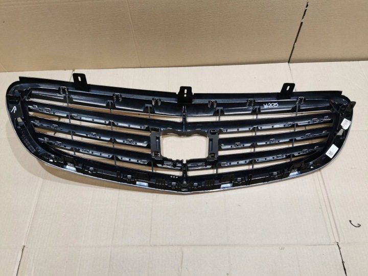 MERCEDES C-KLASA W205 GRILLE CALANDRE AVANT B.LADNA A2058801483
