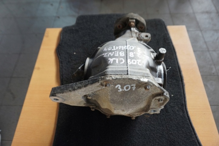 MERCEDES W209 PONT ARRIÈRE 3.07 W209 2.8 ESSENCE CLK 2093510205 AUTOMATE