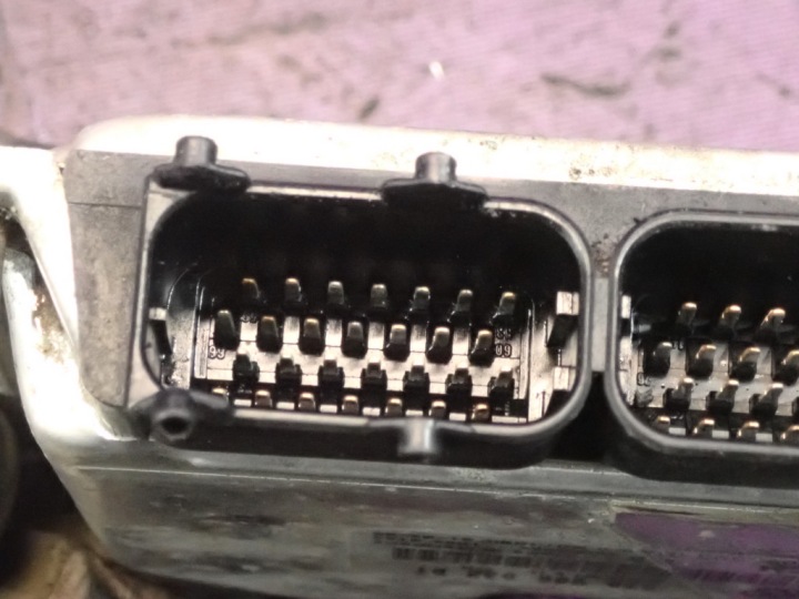VW POLO III 6N 00-02 1.4 ORDINATEUR MOTEUR 030906032DT 0261207593