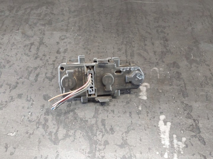 DOUILLE D'AMPOULE ARRIÈRE GAUCHE AUDI A6 C5 4B BERLINE B5831BL