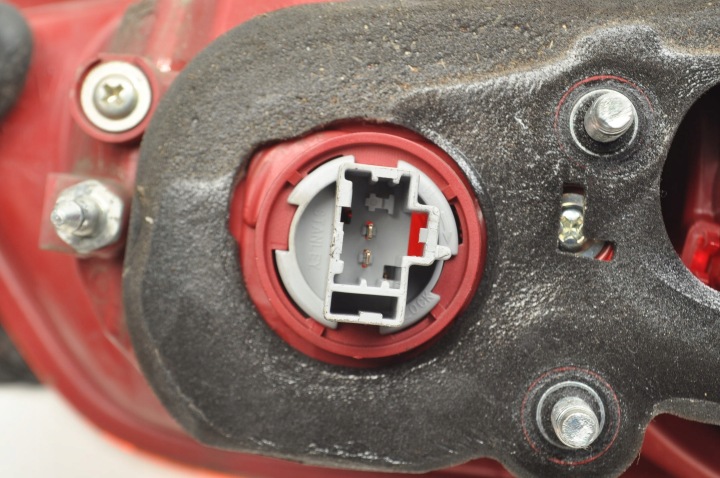 MITSUBISHI LANCER VIII PHARE DROITE ARRIÈRE DANS COUVERCLE DE COFFRE BERLINE P5614