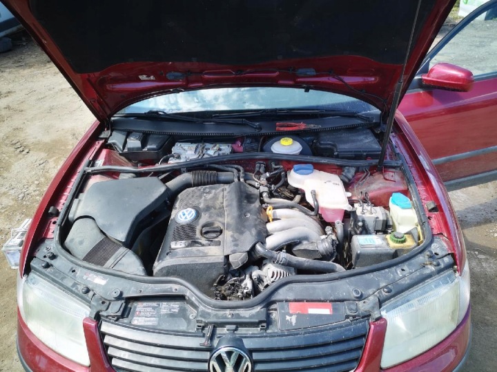 VOLKSWAGEN PASSAT BOÎTE FUSIBLES 1998 1.8L