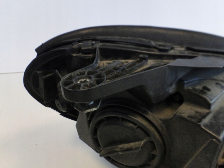 MERCEDES PHARE AVANT GAUCHE A2048209759 C CLASSE 204 LIFT H7 NOIRE