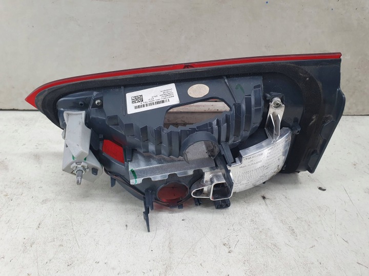 BMW X1 F48 GAUCHE PHARE ARRIÈRE ARRIÈRE DANS COUVERCLE DE COFFRE