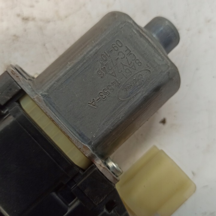 FORD FIESTA MK7 PETIT MOTEUR VITRES DROIT AVANT 8A61-14553-A