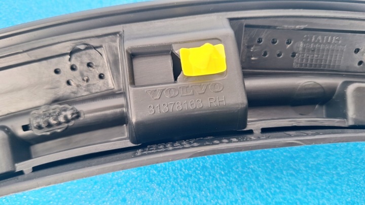 VOLVO XC90 2024- MOULURE GARDE-BOUE DROIT AVANT NEUF