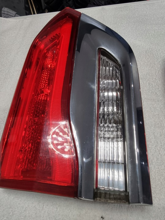 JEEP GRAND CHEROKEE WK2 LIFT PHARE ARRIÈRE DANS COUVERCLE DE COFFRE GAUCHE P68110047AF