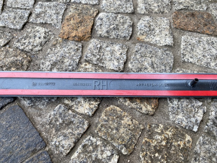 OPEL MERIVA A MOULURE PORTES DROITE ARRIÈRE 93318772 ORIGINAL