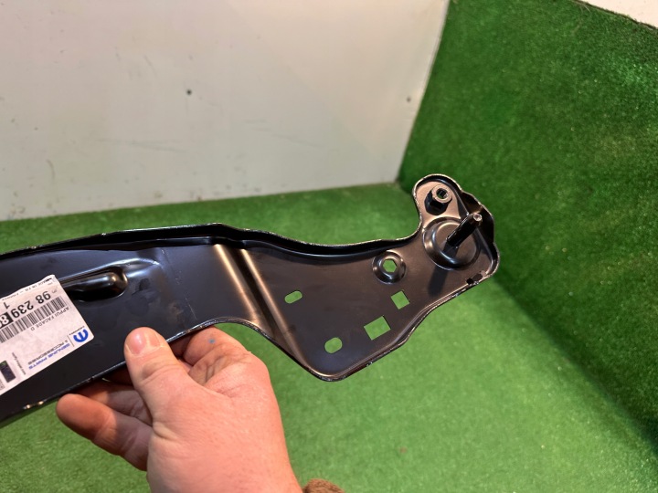OPEL CORSA F FIXATION COURROIE DROIT SUPPORT DROIT AVANT 9823980280