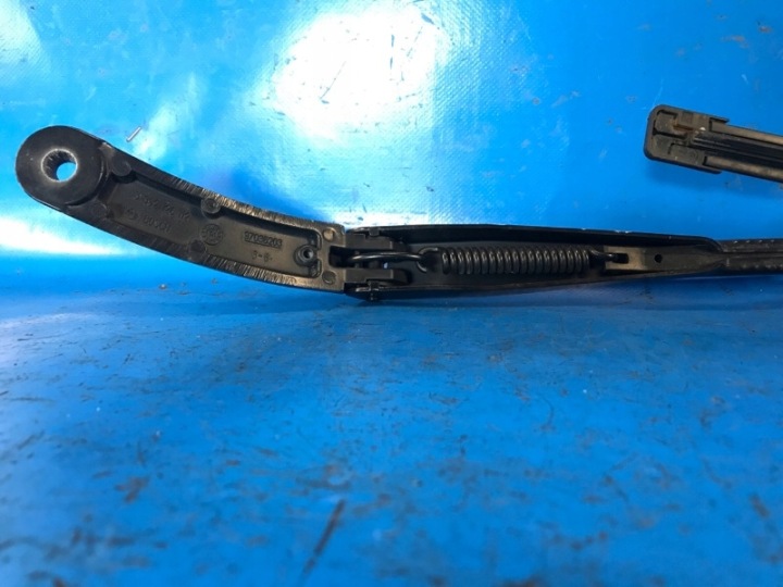 BRAS AVANT ESSUIE-GLACE CÔTÉ GAUCHE AUDI A3 (8V) 12-17 8V1955407B